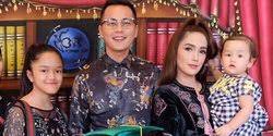 Jadi begini pada akhirnya dia pun mengakui kalau sudah punya anak pada suatu hari suamiku bertindak ceroboh dengan menitipkan anak bungsunya kepadaku, beliau memperkenalkanku sebagai ipar ajudannya. Potret 6 Artis Yang Kini Jadi Ayah Sambung Dekat Dengan Anak Tiri Merdeka Com
