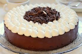 Gateau Au Chocolat Rapide Avec Des Nuages De Creme Fouettee En 2020 Gateau Chocolat Rapide Gateau Chocolat Gateaux Et Delices