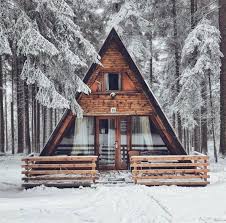 This Cold Weather Has Us Longing For A Cabin And A Cozy Fire Time For A Weekend Cabana De Madeira Casas Com Moldura Chales Pequenos