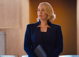 14 people found this helpful. How Five Months Pregnant Kate Winslet Covered Up Her Baby Bump While Filming Divergent Daily Mail Online