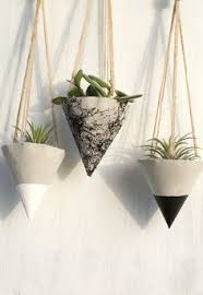 If you're a fan of scandinavian decor, this mini white plant hanger by norwegian ceramicist tone von krogh is a great option. Pin On Diy Ideen Basteln Selbermachen