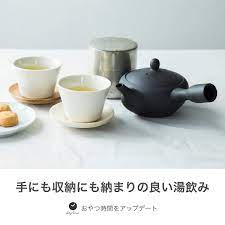 すっきりとした輪郭が美しい 貫入が万事急須 碗 白貫入 万事急須 は 三重県四日市市で萬古焼の急須や茶器などを製作している南景製陶園によるブランド 表面には貫入といわれるヒビが入っており 使っていくうちにお茶などの成分が入って着色していきます ゆ