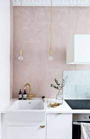 schwerkraft haus weisse kuche mit einer weichen rosafarbenen wand badezimmer dekor moderne raumausstattung minimalistische dekoration