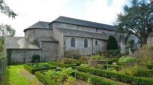 Abbatiale St Philibert De Grand Lieu Facade Nord Et Jardin Medieval Reconstitue Abbaye Lieux Jardin Medieval