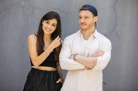 With hande erçel, kerem bürsin, evrim dogan, anil ilter. First Look Sen Cal Kapimi On Fox Turkish Series News Dizilah