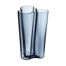 Ensimmäiset sarjan lasiesineet valmistettiin esiteltäviksi pariisin maailmannäyttelyn (1937). Iittala Aalto Maljakko 251 Mm Suomen Kolibri