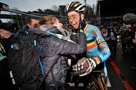 Wout van aert wins dendermonde 2021. Vriendin Van Aert Slaapt In Regenboogtrui Foto Ad Nl