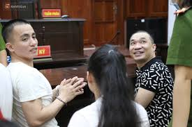 Ngọc 'miu' né tránh ống kính khi hầu tòa cùng trùm ma túy. 3wxgor0jlgixvm