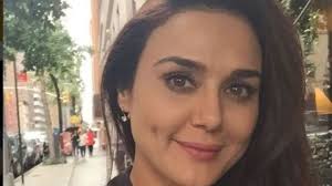 Rambutnya digerai indah, pulasan makeup bold menambah cantik penampilannya. 3 Pemotretan Preity Zinta Pakai Dress Kemben Seksi Kebangetan