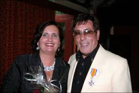 Onwaarschijnlijk dochter sandra is, samen met enkele andere intimi en vertrouwelingen van gert en hermien, onze gids in het onwaarschijnlijke verhaal van haar narcistische, manipulatieve vader en gedreven moeder. Het Leed Dat Gert Timmerman Heet
