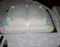 The considerable advantage of such form of cake is that it is suitable for any age: Bible Wedding Cakes