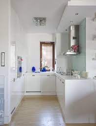kleine kuche gestalten pur weiss einbaugerate glas spritzschutz kleine kuche kuche gestalten kleine kuche gestalten ideen