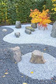 38 Glorious Japanese Garden Ideas Here Is A Zen Garden With An Interesting Two Toned Stone Theme This Design Has In 2020 Zen Garten Japanischer Garten Garten Ideen