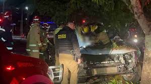 Jovens morrem em grave colisão de Audi contra poste na Tancredo Neves em Cascavel