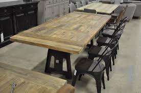 Cette table industrielle joue la carte de l'ultra simplicité ! Table Industrielle A Manivelle Avec Pied En Fonte Et Plateau En Vieux Bois 250x100 Cm Depot Des Docks