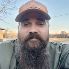 It's 86° outside. The perfect time to watch ice melt. I enjoy watching the  water trails grow longer and longer. Bonus viewing pleasure if an ant 🐜  decides to go for