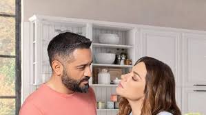 Στο σπίτι με τον σύζυγό της λευτέρη σουλτάτο και την κόρη της εύα περνά την καραντίνα για τη μη εξάπλωση του κορονοϊού η βάσω λασκαράκη. E3odos Sto Spiti To Look Ths Basws Laskarakh Gia Na Celebrities Eidhseis