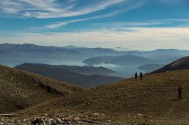 Dr gröscht deil vom land sind landschafte mit bärge und höger. Wandern In Nordmazedonien