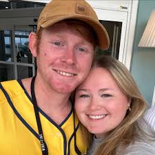 Throwing the air temp gauge out for a pressure gauge for the airride. My  furry girlfriend helping me as always🥰