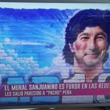 Aunque fue el estilo del pantalón el que llamó la atención de los seguidores, pero no de manera grata.es entonces que este tiene los dos colores azul y grana divididos. Homenaje A Maradona El Falso Mural Que Parece Pachu Pena Y Provoco Risas En Las Redes Bae Negocios