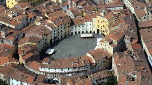 It has been renovated with taste and simplicity in 2012. Piazza Anfiteatro Turismo Lucca