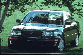 いわゆるバブル期に隆盛を誇り 日本車を代表するトヨタ セルシオ 日本では1989年10月の発売だが 主市場のひとつであるアメリカでは 同年1月に レクサス ブランドとともに発表されていた 価格や性能でも キャデラックやメルセデス ベンツの牙城 がじょう に