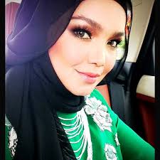 To date, she has garnered almost 300 local and international awards. Biodata Siti Nurhaliza Penyanyi Nombor Satu Malaysia Azhan Co