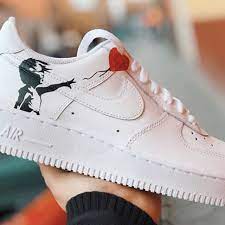 The first air force one jet, which was used by president dwight eisenhower starting in 1959, had a red and gold design. Banksy X Af1 The Custom Movement