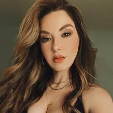 Evie Lynn (@evielynnphoto)