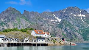 Henningsvær is a fishing village in vågan municipality in nordland county, norway. Henningsvaer I Vakre Lofoten Favorittreiser