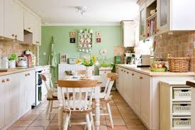 Steinfliesen Und Grune Wandfarbe In 2020 Kuche Landhausstil Kuche Gestalten Farbe Diner Kuche