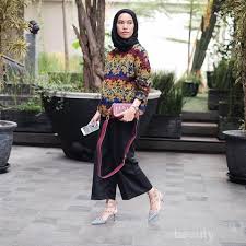 Cardigan atau luaran yang longgar dapat menjadi pilihan bagi moms untuk tampil casual dan efektif untuk. Intip Inspirasi Outfit Hijab Untuk Ibu Hamil Dari Para Hijabers Artis Dan Selebgram Berikut Ini