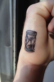 Pin Von Madison Thornton Auf Tatts Sanduhr Tattoo Klein Sanduhr Tattoo Tattoo Ideen