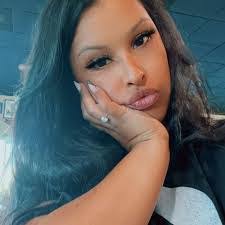 Alyssa Godinez's Instagram, Twitter & Facebook