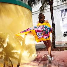 La Maison Des Carres Hermes Silk Scarves Twillys Bandanas Stoles Shawls Hermes Scarf Fashion People Hair In The Wind