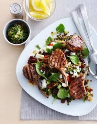 Cotes D Agneau Grillees Salade De Lentilles Epinards Feta Et Avocat Recette Salade De Lentilles Alimentation Recettes De Cuisine