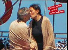 Dentro la casa del gf vip, la sua sfera sentimentale è indagata a tutto tondo e ogni suo gesto non passa. Elisabetta Gregoraci Bacia Il Fidanzato Francesco L Amore Continua