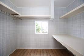 チェック柄の壁紙がおしゃれなウォークインクローゼット ウォークインクローゼット インテリア 内装 ウォークインクローゼット 収納