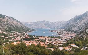 Although situated on the shore, it's not as popular or as touristy as other coastal towns of montenegro. Die Bucht Von Kotor 11 Tipps Fur Den Schonen Ort In Montenegro