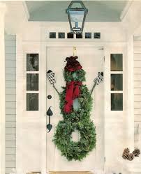 Ideas Para Decorar La Puerta De Tu Casa Esta Navidad 06 Puerta De Navidad Decoracion Navidad Cintas De Navidad
