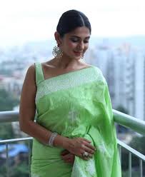 Jennifer Winget Radiates Elegance In A Graceful Saree As She Attends Her Bff S Wedding Hungryboo Jennifer Winget Jennifer Jennifer Winget Beyhadh