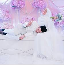 Aktor fattah amin akui sudah beberapa kali membawa pelakon nur fazura berjumpa dan berkenalan dengan keluarganya.fattah berkata dia gembira kerana keluarganya menerima fazura dengan baik. Fattah Amin Fazura Too Good To Be True Www Aimnub Com