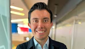 José Luis León, egresado que se apasionó por sector farmacéutico