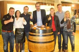 Bahlingen 19 November 19 Bahlinger Wintermarkt Bei Maier Kuchen Mit Uber 50 Ausstellern Orgateam Um Yasmin Ponader Traf Sich Mit Teilnehmern Zu Abschliessendem Austausch Bei Maier Kuchen Regiotrends