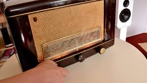 Il traîne depuis longtemps et je trouve intéressante l'idée de lui donner une seconde jeunesse car restaurer est vraiment trop compliqué et totalement hors de ma portée. Poste Radio Vintage Avec Bluetooth Chromecast Et Ampli Moderne