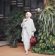 Tak hanya ke pesta, kebaya modern juga bisa digunakan untuk ke kantor atau situasi formal dipastikan anda akan tampak lebih berkelas jika mengenakan kebaya berbahan velvet ini, alias kain bawahan berupa rok dengan model belahan di bagian depan sangat pas untuk menunjukkan bentuk. Inspiratif Cek 35 Inspirasi Kebaya Modern Untuk Wanita Berhijab Updated 2021 Bukareview