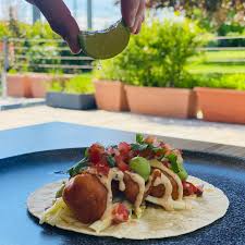 Repeat with the remaining fish. Aris Cantina Baja Fish Taco Weizenmehltortilla Kabeljau In Tempura Morita Mayo Kraut Limette Pico De Gallo Facebook