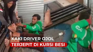 Video viral cerita army beli bts meal lewat driver ojol, bersyukur pesanan diterima. Viral Kaki Driver Ojol Terjepit Di Kursi Besi