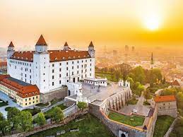 Het land is iets groter dan nederland en telt 5,4 miljoen inwoners. Groepsreis Actief Avontuur Bratislava Slowakije