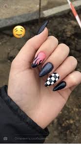 Con las uñas preparadas ya con sus tips pegados comienzo aplicar a críticos negro y color natural decorando con cintilla gruesa y unos cristales tornasol a. Unas Acrilicas Negras 2019 Busqueda De Google Manicura De Unas Unas Postizas De Gel Unas De Gel Simples